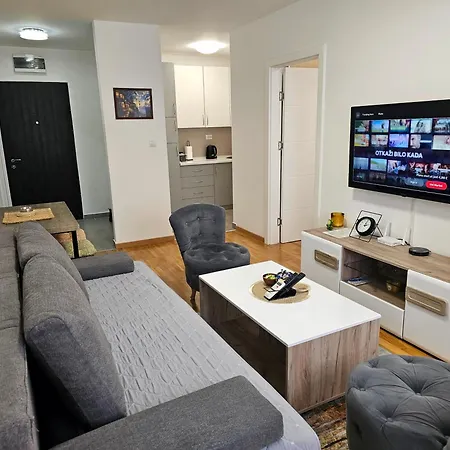 Petrovic-5 Min By Walk To Center,doboj Park Apartman *